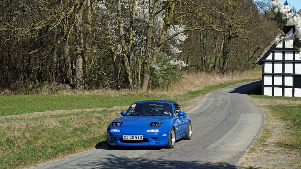 Løbslederen, Hans Ole Nielsen, fra Fjelsø deltager også i mesterskabet i en Mazda MX5 fra 1991, og ligger inden 3. afdeling på en samlet 3. plads i Sport-med Renée Nielsen i kortlæsersædet. De deltager ikke i Kvickly Aars Løbet, men får som løbsledelse tildelt point i mesterskabet.
(Foto: Viggo Johansen, rallypics.dk)